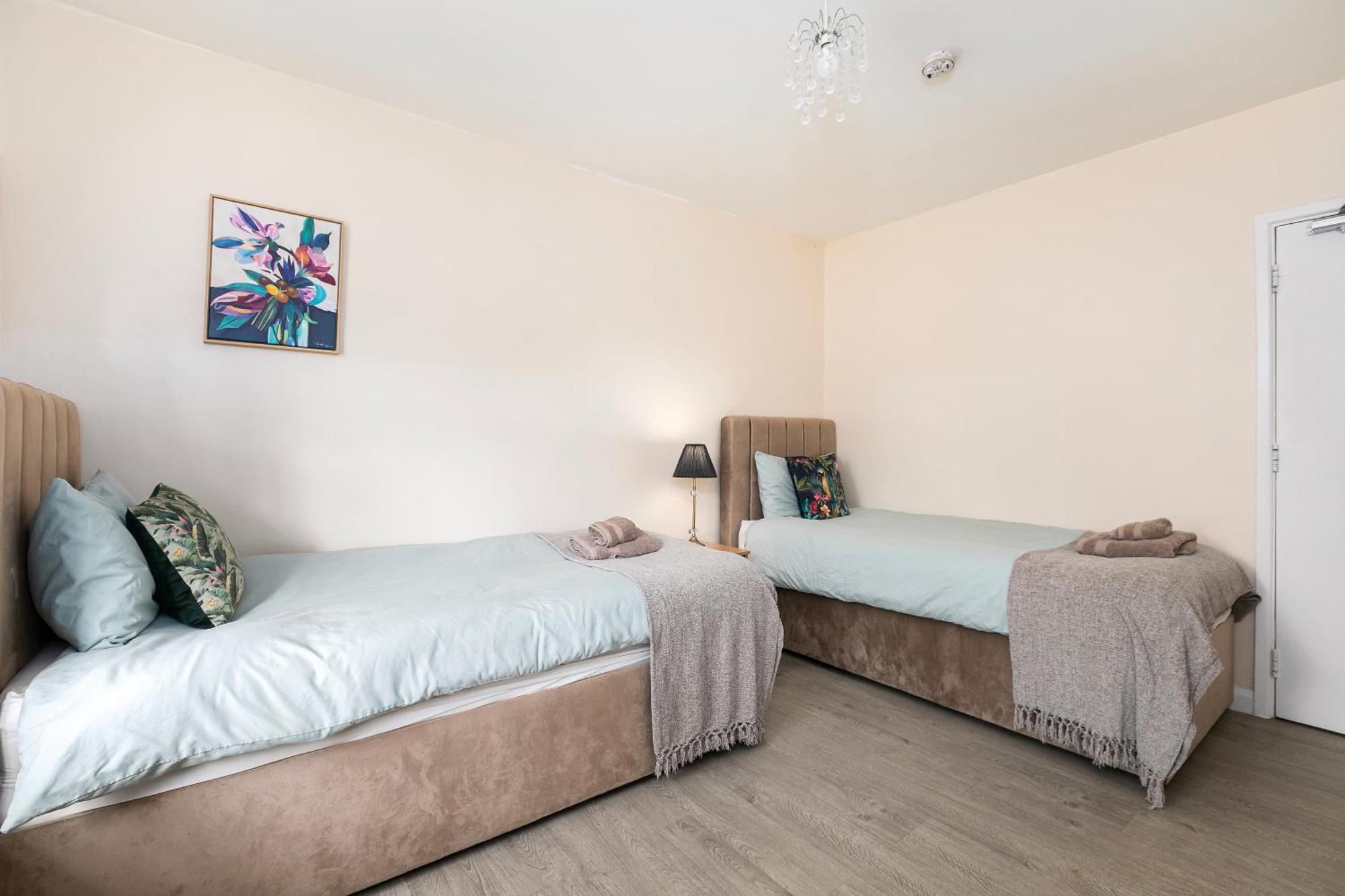 Rural Lodge Stay In Windsor! Hot Tub! Sleeps 20 布雷 外观 照片