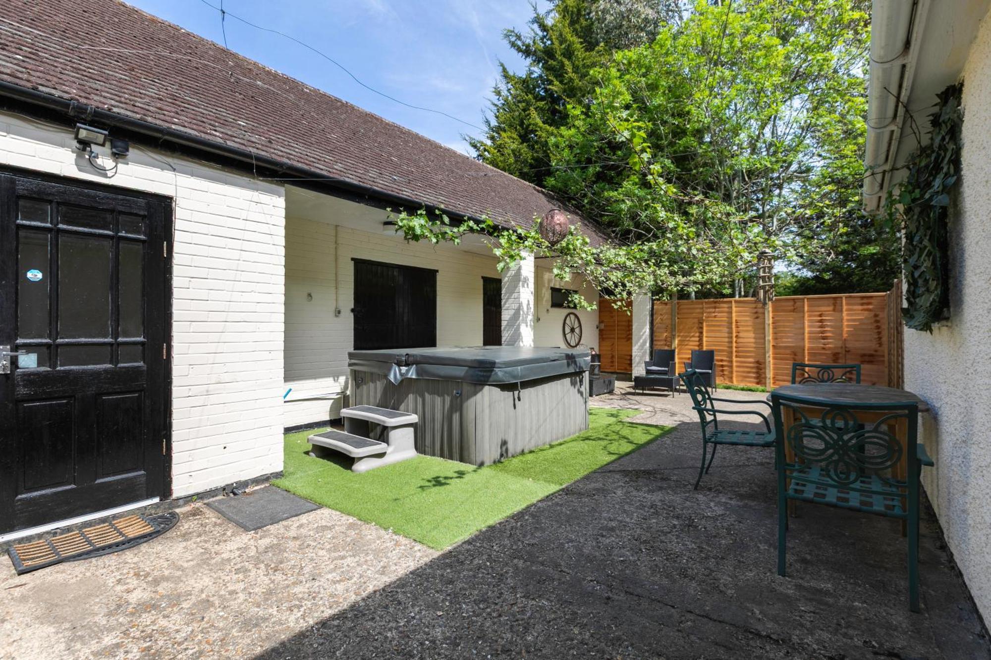 Rural Lodge Stay In Windsor! Hot Tub! Sleeps 20 布雷 外观 照片
