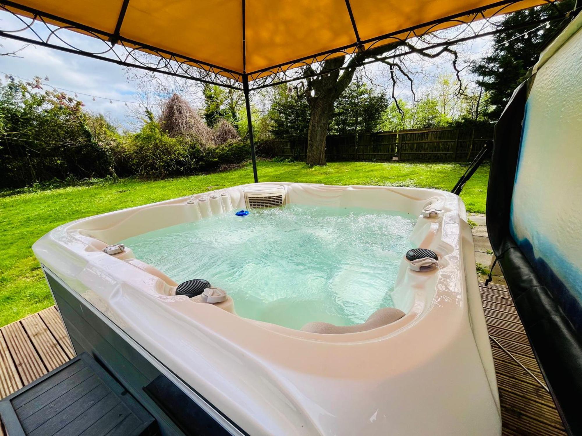 Rural Lodge Stay In Windsor! Hot Tub! Sleeps 20 布雷 外观 照片