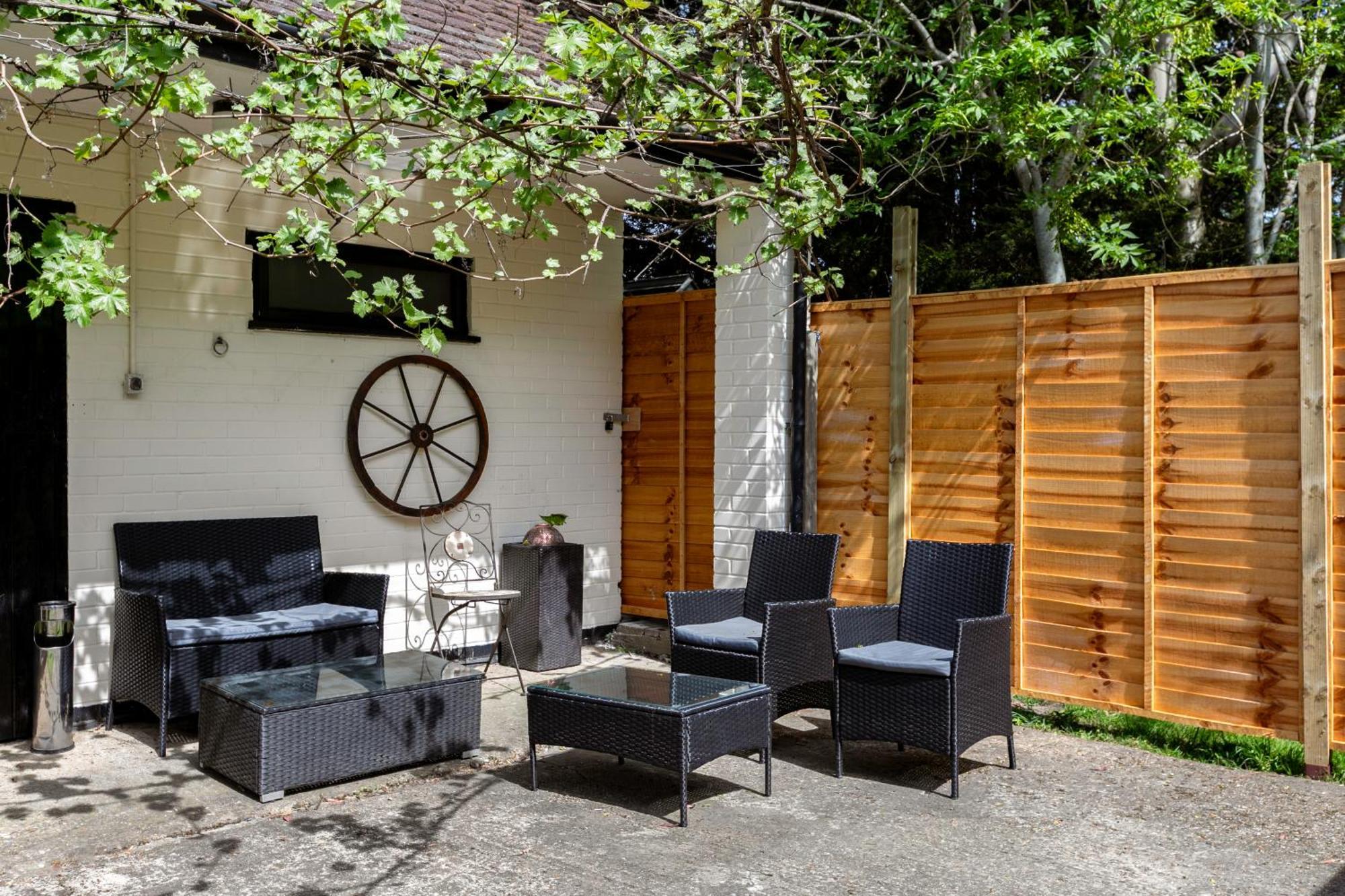 Rural Lodge Stay In Windsor! Hot Tub! Sleeps 20 布雷 外观 照片