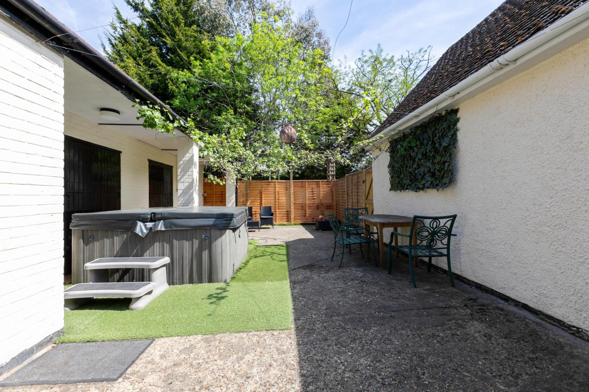Rural Lodge Stay In Windsor! Hot Tub! Sleeps 20 布雷 外观 照片